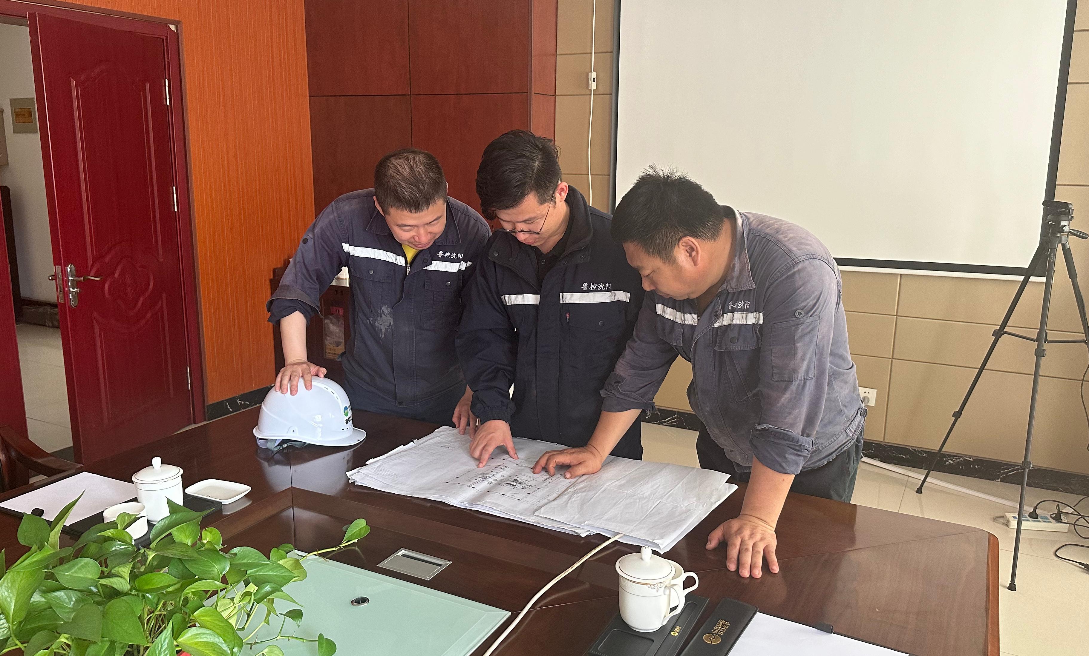 1752804603895.jpg 孫茂(中間)與同事研究篩分機調(diào)整方案.jpg