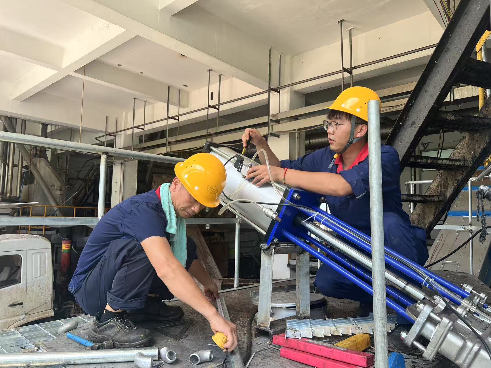 1753239496336.jpg 諶瀟毅(右一)和同事在進(jìn)行氣動(dòng)泵維修.jpg